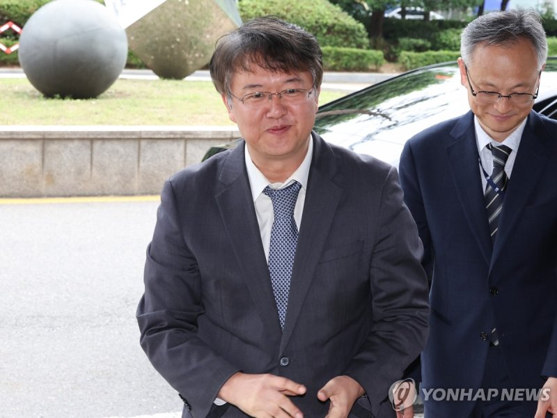 첫 출근하는 김태훈 서울남부지검장 (출처=연합뉴스)