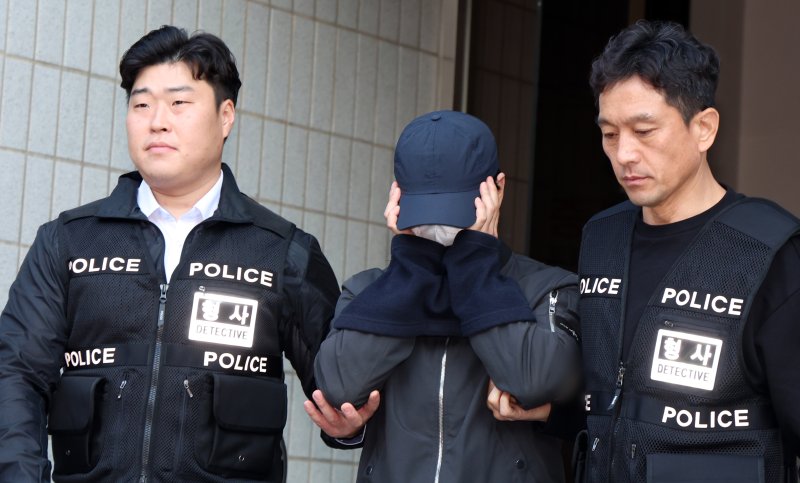 강서구 오피스텔 살인 피의자 김 모 씨가 10일 오후 서울 양천구 서울남부지방법원에서 구속 전 피의자 심문(영장실질심사)을 마치고 이동하고 있다. 2024.11.10/뉴스1 ⓒ News1 김명섭 기자