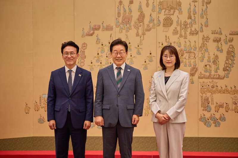 이재명 대통령이 4일 서울 용산 대통령실 청사에서 열린 임명장 수여식에서 김민석 신임 국무총리에게 임명장을 수여한 후 기념촬영을 하고 있다. 사진 오른쪽은 김 총리 배우자. (대통령실 제공. 재판매 및 DB 금지) 2025.7.4/뉴스1 ⓒ News1 이재명 기자