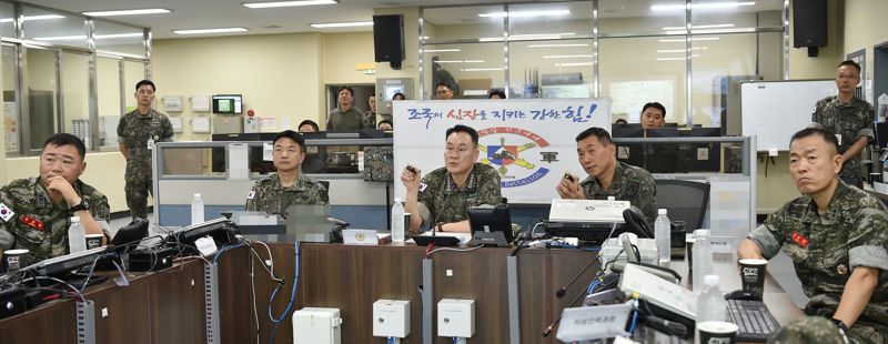 김명수 합참의장이 수도포병여단 천무부대를 방문해 작전지도를 하고 있다. 합참 제공