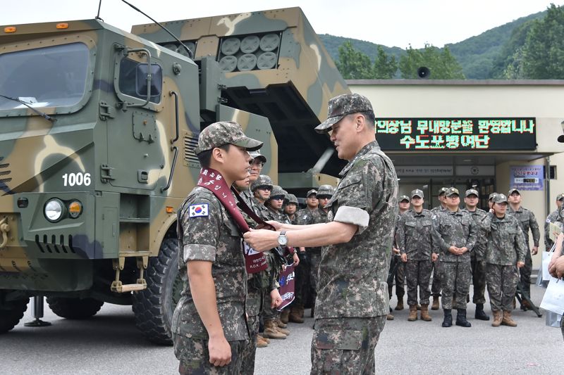 김명수 합참의장이 천무부대 장병을 격려하고 있다. 합참 제공