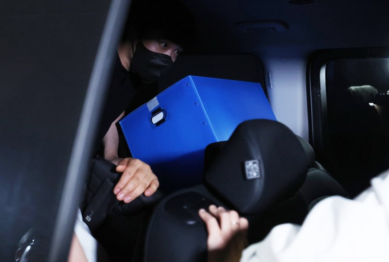 윤석열 전 대통령 배우자 김건희 여사 의혹을 수사하는 민중기 특별검사팀이 3일 오후 서울 종로구 삼부토건 본사에서 압수수색을 마친 후압수품이 담긴 박스를 차량에 싣고 있다. 2025.7.3/뉴스1 ⓒ News1 황기선 기자
