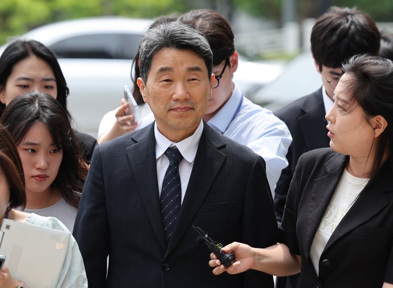 [서울=바카라 용어] 김진아 기자 = 이주호 교육부 바카라 용어이 12·3 비상계엄 관련 내란 혐의를 수사 중인 특검에 조사를 받기 위해 4일 오후 서울 서초구 서울고등검찰청으로 출석하고 있다. 2025.07.04. bluesoda@newsis.com