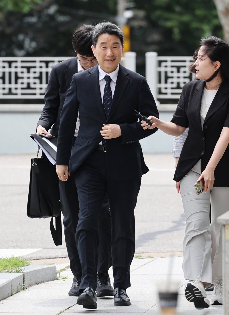 [서울=바카라 용어] 김진아 기자 = 이주호 교육부 바카라 용어이 12·3 비상계엄 관련 내란 혐의를 수사 중인 특검에 조사를 받기 위해 4일 오후 서울 서초구 서울고등검찰청으로 출석하고 있다. 2025.07.04. bluesoda@newsis.com