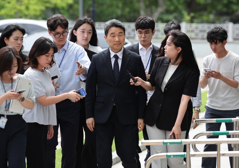 [서울=바카라 용어] 김진아 기자 = 이주호 교육부 바카라 용어이 12·3 비상계엄 관련 내란 혐의를 수사 중인 특검에 조사를 받기 위해 4일 오후 서울 서초구 서울고등검찰청으로 출석하고 있다. 2025.07.04. bluesoda@newsis.com