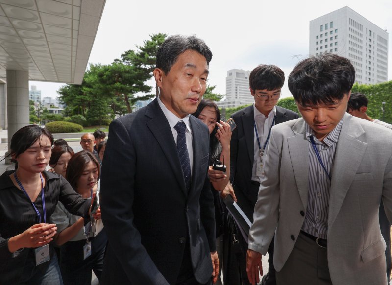 [서울=바카라 용어] 김진아 기자 = 이주호 교육부 바카라 용어이 12·3 비상계엄 관련 내란 혐의를 수사 중인 특검에 조사를 받기 위해 4일 오후 서울 서초구 서울고등검찰청으로 출석하고 있다. 2025.07.04. bluesoda@newsis.com