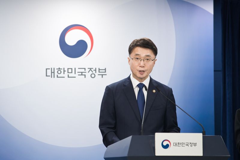 류제명 과학기술정보통신부 2차관이 4일 서울 광화문 정부서울청사 본관 브리핑룸에서 'SK텔레콤 침해사고 최종 조사결과' 관련 브리핑을 하고 있다. 과기정통부 제공