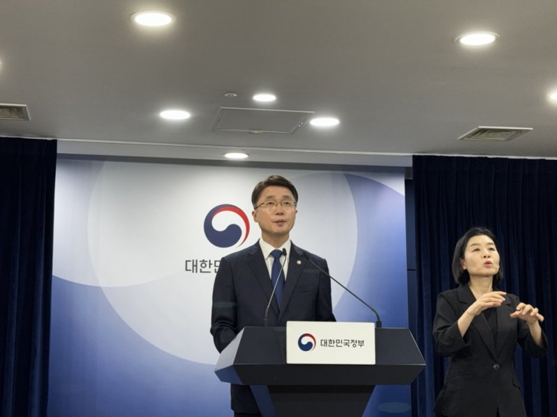 [서울=뉴시스]류제명 과학기술정보통신부 제2차관이 4일 정부서울청사에서 SK텔레콤 침해사고 최종 조사결과를 발표하고 있다. (사진=심지혜 기자) 2025.07.04.