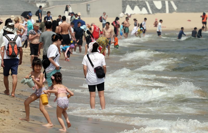 "국내도 좋은 곳 많아요, 자영업 좀 살려주세요" 지역화폐 나눠준 한경협 회장의 호소