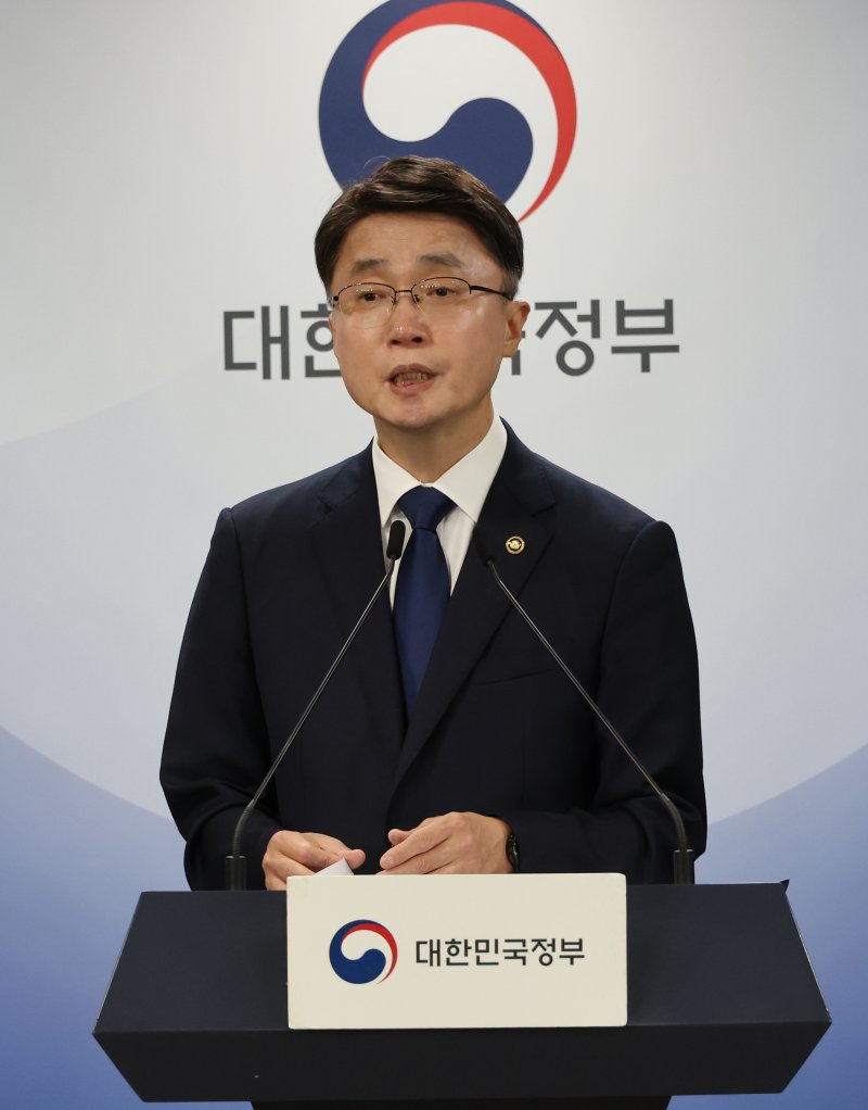 [서울=뉴시스] 김명원 기자 = 류제명 과학기술정보통신부 제2차관이 4일 서울 종로구 정부서울청사에서 SK텔레콤 침해사고 최종 조사결과 발표를 하고 있다. 2025.07.04. kmx1105@newsis.com