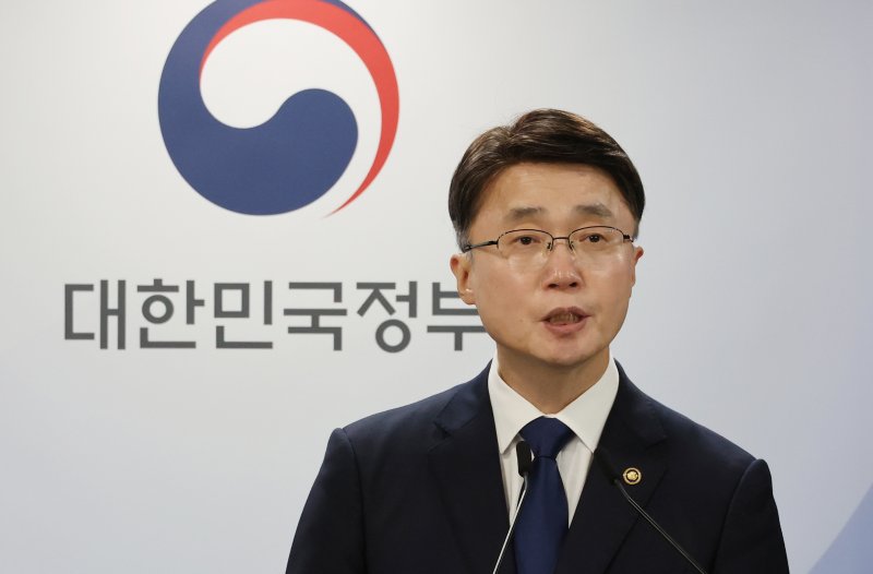 [서울=뉴시스] 김명원 기자 = 류제명 과학기술정보통신부 제2차관이 4일 서울 종로구 정부서울청사에서 SK텔레콤 침해사고 최종 조사결과 발표를 하고 있다. 2025.07.04. kmx1105@newsis.com