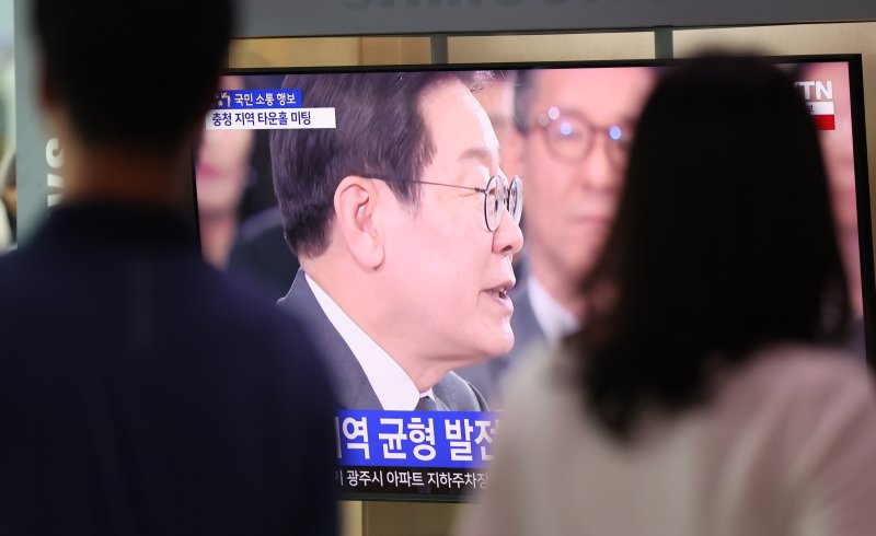 4일 오후 서울 중구 서울역 대합실에서 시민들이 이재명 대통령의 충청 지역 타운홀 미팅 생중계를 시청하고 있다. 2025.7.4/뉴스1 ⓒ News1 장수영 기자