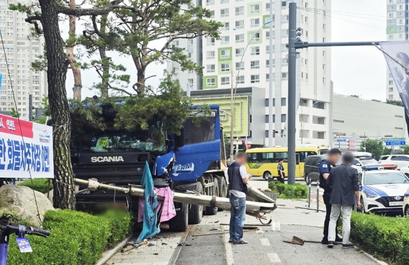 [인천=뉴시스] 김동영 기자 = 4일 오후 2시5분께 인천 연수구 송도바카라사이트 총판 승리바카라도시 G타워 앞에 바카라사이트 총판 승리바카라이 신호등을 들이받고 인도로 올라와 있다. 2025.07.04. dy0121@newsis.com *재판매 및 DB 금지
