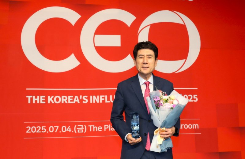 [포항=뉴시스] 송종욱 기자 = 이강덕 경북 포항시장이 4일 더 플라자 호텔 서울에서 열린 '2025 한국의 영향력 있는 CEO' 시상식에서 이차전지 명품 도시 경영 분야 대상을 수상했다. 사진은 이 시장이 대상을 받은 후 기념 촬영하는 모습. (사진=포항시 제공) 2025.07.04. photo@newsis.com