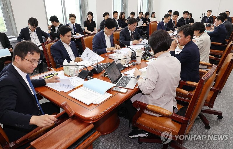 의사봉 두드리는 한병도 위원장 (출처=연합뉴스)