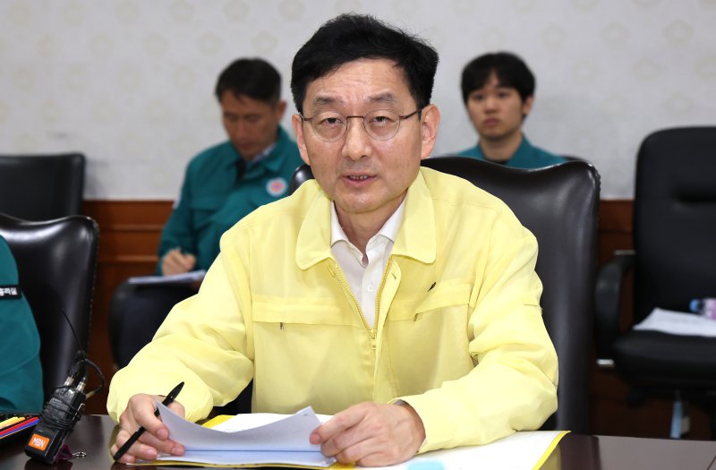 윤창렬 국무조정실장이 4일 오전 서울 종로구 정부서울청사에서 열린 부산 아파트 화재 아동 사망 관련 긴급 대책회의에서 발언을 하고 있다. 2025.7.4/뉴스1 ⓒ News1 임세영 기자
