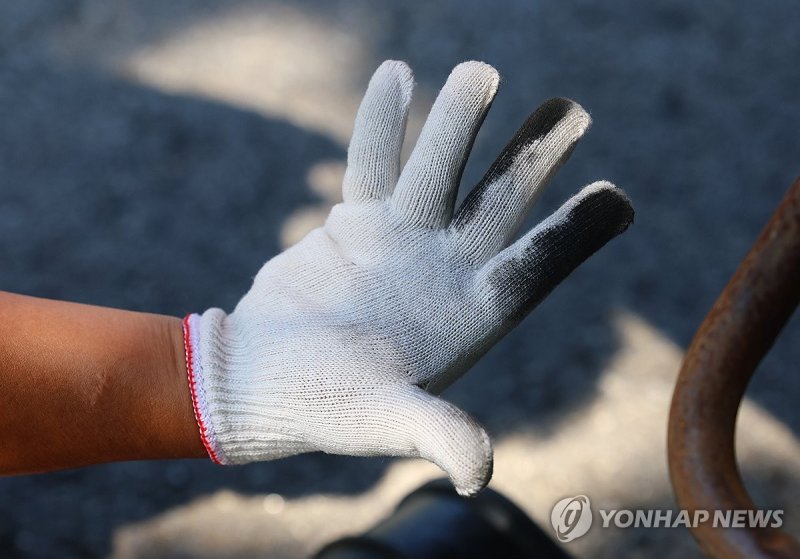 손에 묻어 나는 배기관 검댕 (출처=연합뉴스)