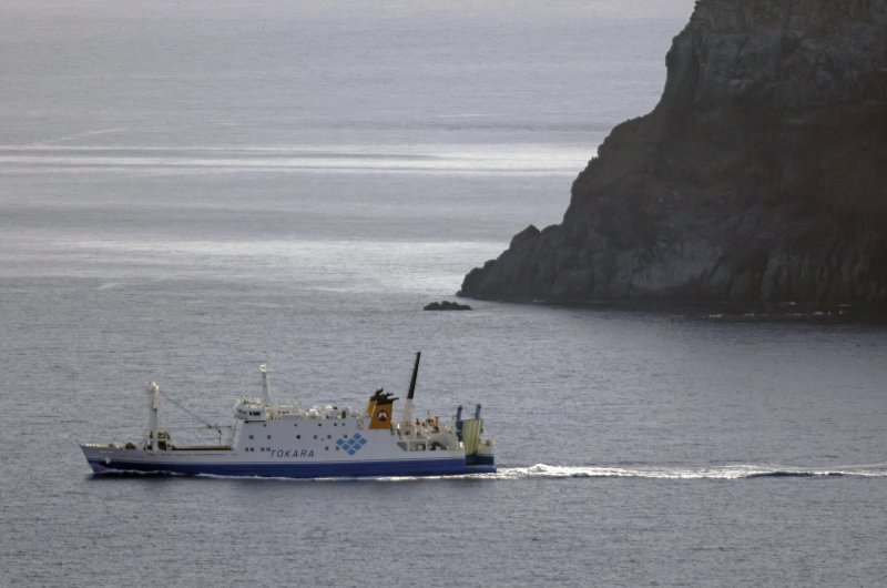 일본 남부 도카라 열도 지역에서 대피를 원하는 주민과 방문객을 태운 페리가 4일 도카라 열도의 아쿠세키 섬 도시마 마을을 떠나고 있다. AP 뉴시스