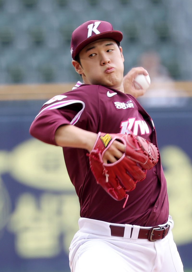 [서울=뉴시스] 홍효식 기자 = 15일 서울 송파구 잠실야구장에서 열린 2025 KBO리그 키움 히어로즈와 두산베어스의 경기, 1회말 키움 선발투수 정현우가 공을 던지고 있다. 2025.06.15. yesphoto@newsis.com