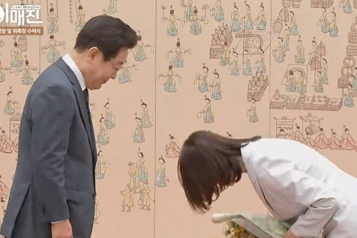 "고개 너무 숙이지 마라. 내가 이상한 사람처럼.." 이대통령, 김총리에 임명장 주며 한 말