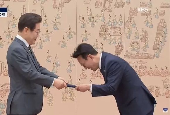 "고개 너무 숙이지 마라. 내가 이상한 사람처럼.." 이대통령, 김총리에 임명장 주며 한 말