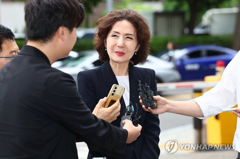 취재진 질문 듣는 이진숙 교육부 장관 후보자 (출처=연합뉴스)