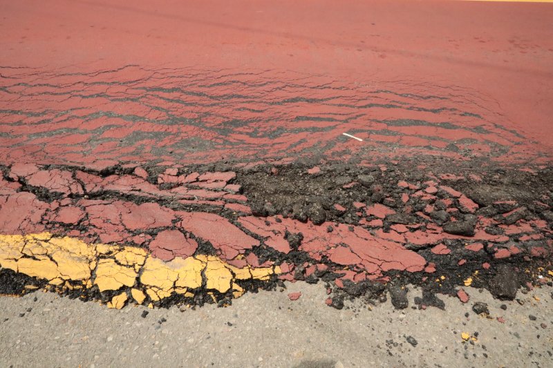 4일 울산 북구 농소초등학교 앞 버스정류장 도로변. 도로의 아스팔트가 마치 녹은 아이스크림처럼 밀려나 있다.2025.7.4./뉴스1 김세은 기자