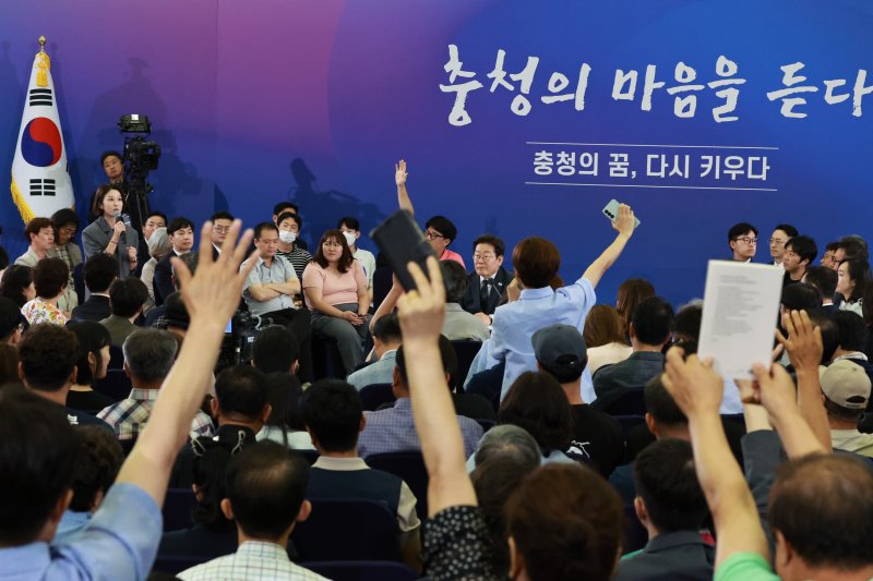 [대전=뉴시스] 고범준 기자 = 이재명 대통령이 4일 대전컨벤션센터에서 열린 '충청에서 듣다, 충청 타운홀 미팅'에서 참석자들의 질문을 받고 있다. (대통령실통신사진기자단) 2025.07.04. bjko@newsis.com