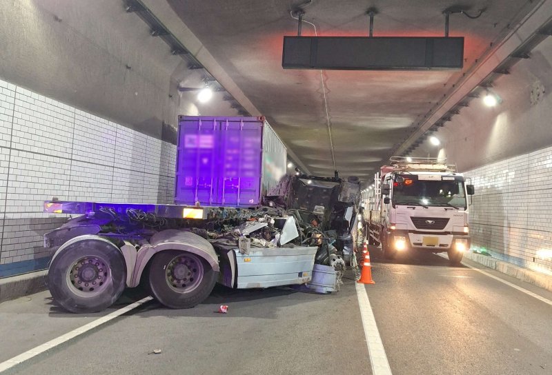 [부산=뉴시스] 4일 낮 12시30분께 부산 강서구 가덕해저터널(거제 방향)을 달리던 트레일러 차량이 터널 외벽을 들이받고 멈춰섰다.이 사고로 트레일러 차량 운전자 A(60대)씨가 경상을 입었지만 병원으로 이송되지는 않았다. (사진=부산경찰청 제공) 2025.07.04. photo@newsis.com *재판매 및 DB 금지