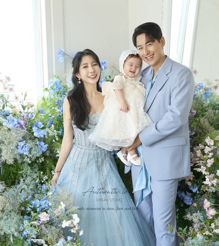 '이지훈♥' 아야네, 화려한 드레스 입고 딸 돌맞이 가족사진 촬영…빛나는 미모