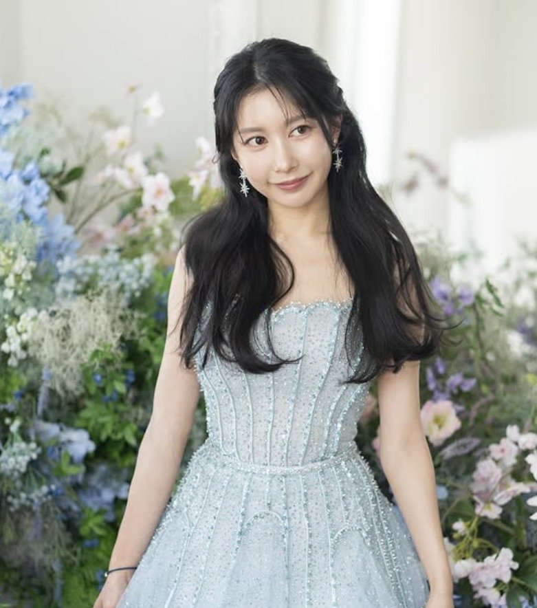 '이지훈♥' 아야네, 화려한 드레스 입고 딸 돌맞이 가족사진 촬영…빛나는 미모