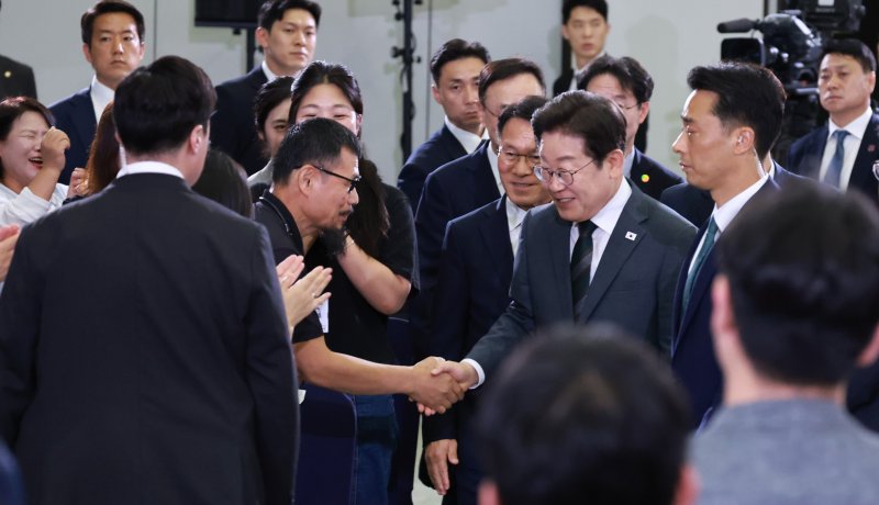 [대전=뉴시스] 고범준 기자 = 이재명 대통령이 4일 대전컨벤션센터에서 열린 '충청에서 듣다, 충청 타운홀 미팅'에서 참석자들과 악수하고 있다. (대통령실통신사진기자단) 2025.07.04. bjko@newsis.com