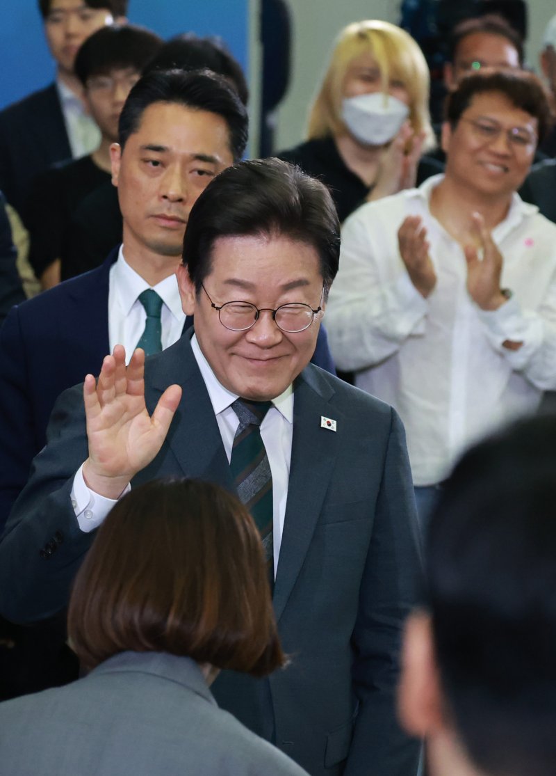 [대전=뉴시스] 고범준 기자 = 이재명 대통령이 4일 대전컨벤션센터에서 열린 '충청에서 듣다, 충청 타운홀 미팅'에 입장하고 있다. (대통령실통신사진기자단) 2025.07.04. bjko@newsis.com