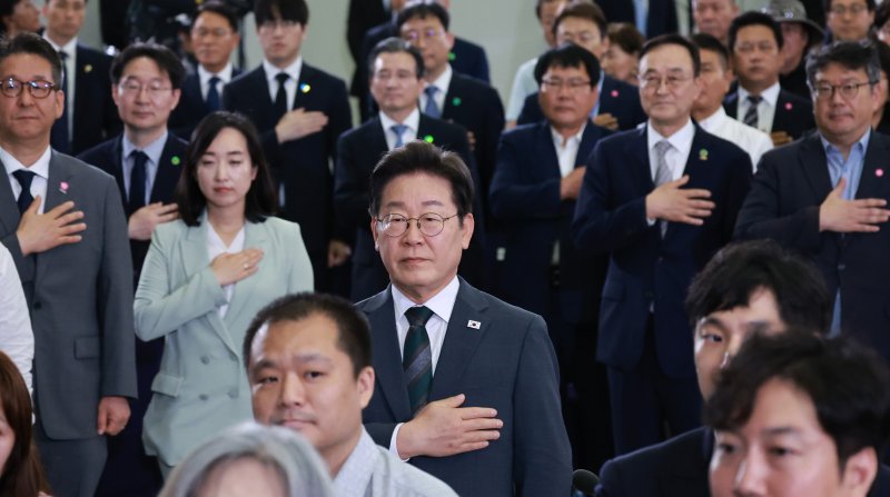 [대전=뉴시스] 고범준 기자 = 이재명 대통령이 4일 대전컨벤션센터에서 열린 '충청에서 듣다, 충청 타운홀 미팅'에서 국기에 경례를 하고 있다. (대통령실통신사진기자단) 2025.07.04. bjko@newsis.com