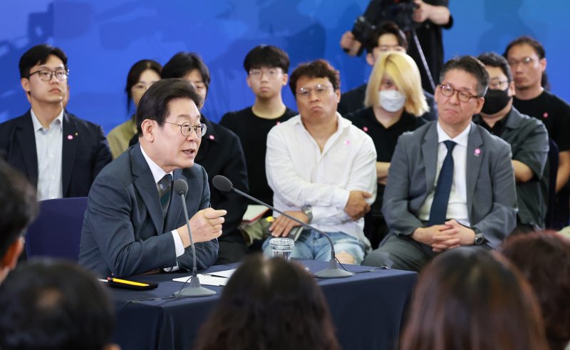 [대전=뉴시스] 고범준 기자 = 이재명 대통령이 4일 대전컨벤션센터에서 열린 '충청에서 듣다, 충청 타운홀 미팅'에서 발언하고 있다. (대통령실통신사진기자단) 2025.07.04. bjko@newsis.com