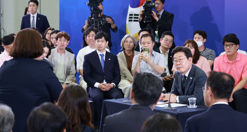 [대전=뉴시스] 고범준 기자 = 이재명 대통령이 4일 대전컨벤션센터에서 열린 '충청에서 듣다, 충청 타운홀 미팅'에서 참석자 발언을 듣고 있다. (대통령실통신사진기자단) 2025.07.04. bjko@newsis.com