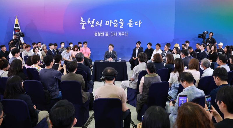 [대전=뉴시스] 고범준 기자 = 이재명 대통령이 4일 대전컨벤션센터에서 열린 '충청에서 듣다, 충청 타운홀 미팅'에서 발언하고 있다. (대통령실통신사진기자단) 2025.07.04. bjko@newsis.com