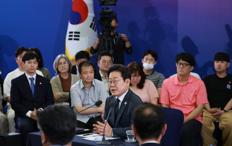 [대전=뉴시스] 고범준 기자 = 이재명 대통령이 4일 대전컨벤션센터에서 열린 '충청에서 듣다, 충청 타운홀 미팅'에서 발언하고 있다. (대통령실통신사진기자단) 2025.07.04. bjko@newsis.com