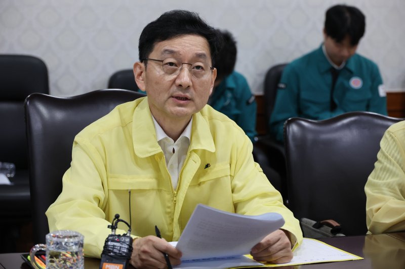 [서울=뉴시스] 김명원 기자 = 윤창렬 국무조정실장이 4일 오전 서울 종로구 정부서울청사에서 열린 부산 아파트 화재 아동 사망 관련 긴급 대책회의에 참석해 발언하고 있다. 2025.07.04. kmx1105@newsis.com