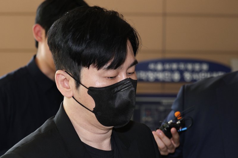 양현석 YG엔터테인먼트 총괄 프로듀서가 4일 오후 서울 마포구 서부지방법원에서 열린 관세법 위반 바카라사이트 추천 공판에 출석하고 있다. 양현석은 2014년 싱가포르에서 스위스 고가 명품 시계 2개를 업체로부터 받아 세관에 신고하지 않고 국내에 반입한 바카라사이트 추천를 받는다. 2025.7.4/바카라사이트 추천1 ⓒ News1 신웅수 기자