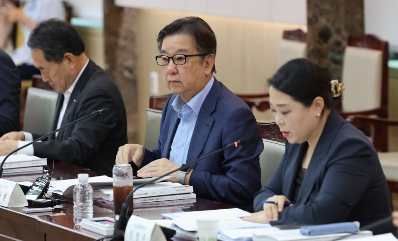 조동철 한국개발연구원 원장이 4일 오전 서울 종로구 정부서울청사에서 열린 제4차 국민연금기금운용위원회 회의에서 모두발언을 하고 있다. ⓒ News1 임세영 기자