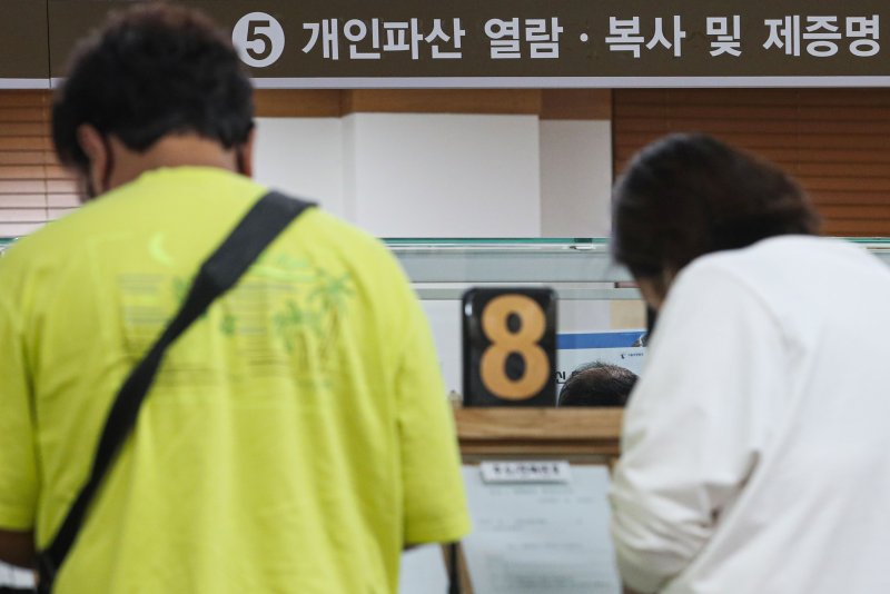 [서울=뉴시스] 서울 서초구 서울바카라사이트 쇼미더벳법원 종합민원실에서 민원인이 업무를 보는 모습. (사진=뉴시스DB). 2025.07.04. photo@newsis.com