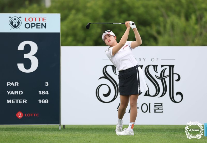 [서울=뉴시스] 4일 인천 청라에 위치한 베어즈베스트청라CC에서 열린 '제15회 롯데오픈' 2R 3번홀에서 노승희가 티샷을 하고 있다.(사진=KLPGA 제공) 2025.07.04. photo@newsis.com *재판매 및 DB 금지