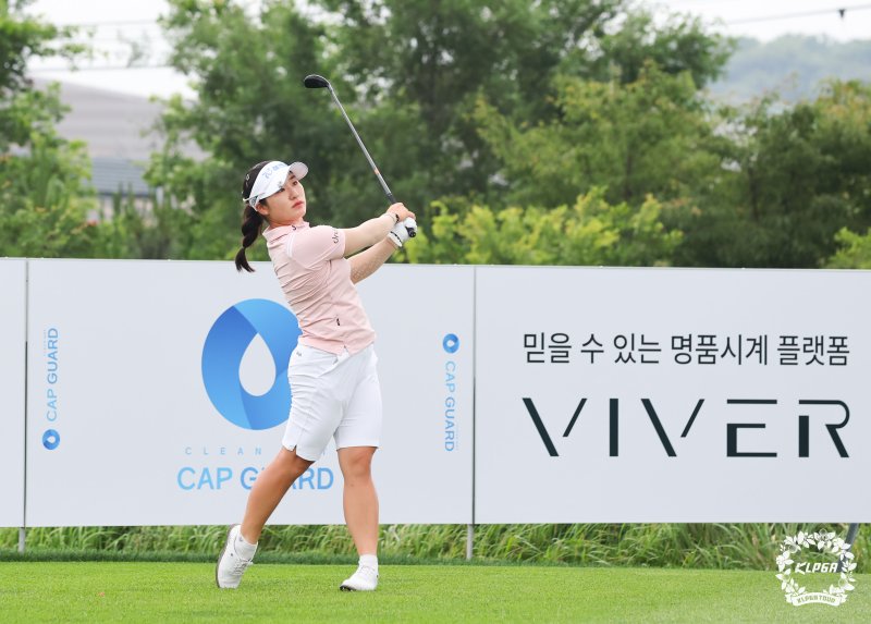 [서울=뉴시스] 4일 인천 청라에 위치한 베어즈베스트청라CC에서 열린 '제15회 롯데오픈' 2R 11번홀에서 최가빈이 티샷을 하고 있다.(사진=KLPGA 제공) 2025.07.04. photo@newsis.com *재판매 및 DB 금지