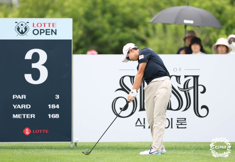 [서울=뉴시스] 4일 인천 청라에 위치한 베어즈베스트청라CC에서 열린 '제15회 롯데오픈' 2R 3번홀에서 김효주가 티샷을 하고 있다.(사진=KLPGA 제공) 2025.07.04. photo@newsis.com *재판매 및 DB 금지