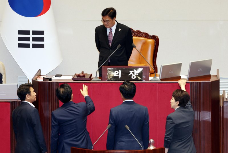 [서울=뉴시스] 조성봉 기자 = 송언석(아래 왼쪽 두번째) 국민의힘 비상대책위원장 겸 원내대표와 유상범 원내운영수석, 김은혜 원내정책수석이 4일 오후 서울 여의도 국회 본회의장에서 더불어민주당의 내부사정으로 본회의가 지연되는 것에 대해 우원식 국회의장에게 항의를 하고 있다. 이에 문진석(아래 왼쪽) 민주당 원내운영수석이 양해를 구하고 있다. 2025.07.04. suncho21@newsis.com