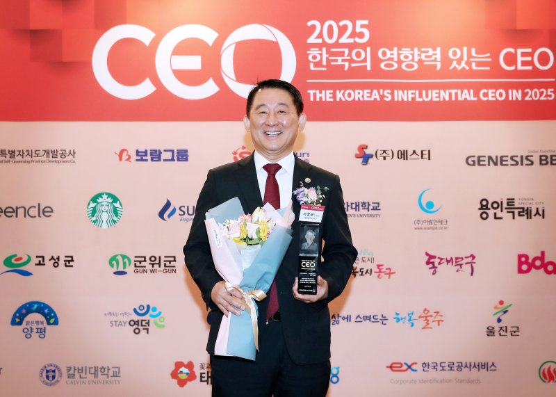 서철모 대전 서구청장이 4일 더 플라자 호텔 서울에서 열린 '한국의 영향력있는 CEO'에 선정돼 기념촬영 하고 있다. 서 청장은 지방정부로서 실행하기 쉽지 않은 정책에 과감히 도전하고, 이를 실질적인 성과로 이어낸 점에서 높은 평가를 받아 지역혁신경영 부문 수상자로 선정됐다. 2025.7.4/뉴스1 ⓒ News1 김기태 기자