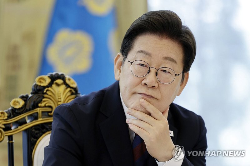 발언 듣는 이재명 대통령 (출처=연합뉴스)