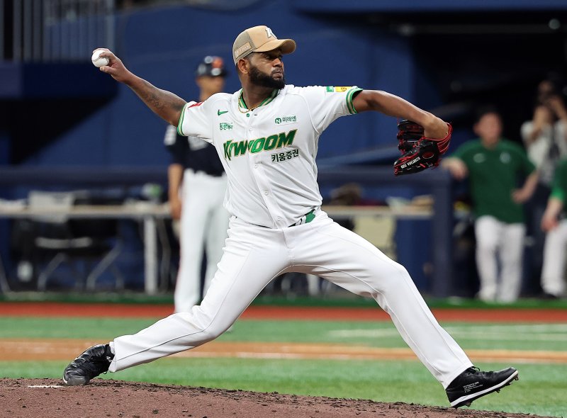 4일 오후 서울 구로구 고척스카이돔에서 열린 프로야구 '2025 신한 SOL뱅크 KBO 리그' 한화 이글스와 키움 히어로즈의 경기, 키움 선발 알칸타라가 7회초 등판해 힘차게 공을 던지고 있다. 2025.7.4/뉴스1 ⓒ News1 김진환 기자
