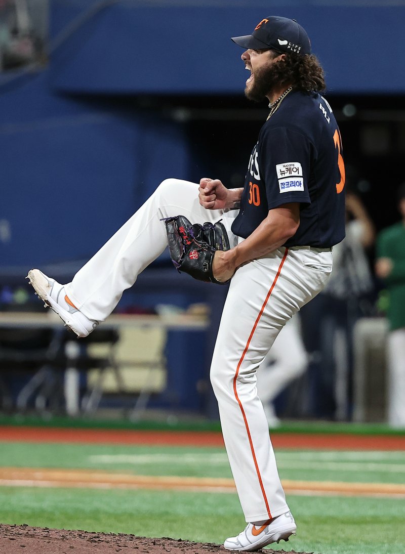 4일 오후 서울 구로구 고척스카이돔에서 열린 프로야구 '2025 신한 SOL뱅크 KBO 리그' 한화 이글스와 키움 히어로즈의 경기, 한화 선발 폰세가 6회말 2사 2루 상황 키움 주성원을 삼진으로 잡은 뒤 포효하고 있다. 2025.7.4/뉴스1 ⓒ News1 김진환 기자